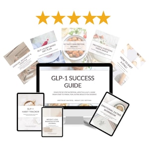 以下が含まれることがあります： 「GLP-1 Success Guide」が表示されたコンピューターモニター、タブレットと本に囲まれています。このガイドは、栄養とライフスタイルに関するアドバイスを提供します。「52 Tasty High Protein Recipes」や「Emotional Eating Workbook」などのタイトルも含まれています。