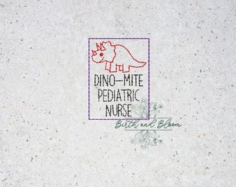 Puede incluir: Un diseño bordado en morado y blanco con un dinosaurio rojo y el texto "Dino-mite Pediatric Nurse".