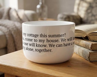 Könnte beinhalten: Ein weißer Keramikbecher mit schwarzem Textaufdruck: to my cottage this summer? sia, come to my house. We will have no one will know. We can have a week ly alone, together. Der Becher hat ein glattes, abgerundetes Design ohne Henkel.