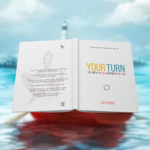 K&ouml;nnte beinhalten: Ein wei&szlig;es aufgeschlagenes Buch mit dem Titel YOUR TURN OUT WITH THE OLD & IN WITH THE YOU von Lucy Fours. Die linke Seite zeigt eine blasse Skizze einer Person und Text, w&auml;hrend die rechte Seite den Titel in Gelb, Blau und Rot mit einem kleinen quadratischen Symbol zeigt.