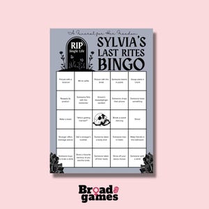 Pode incluir: Um cartão de bingo cinza intitulado "Sylvia's Last Rites Bingo" com várias atividades divertidas. O cartão inclui ações como "Fazer um brinde" e "Mostrar seus passos de dança". O logotipo da Broad Games está na parte inferior.