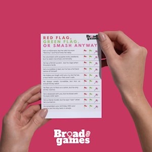 Puede incluir: Una tarjeta blanca con el texto "RED FLAG, GREEN FLAG, OR SMASH ANYWAY" y una lista de enunciados con iconos de banderas rojas, verdes y blancas. El logo de Broad Games está en la parte superior derecha e inferior central.