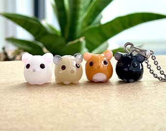 Collar de hámster diminuto (10 x 11 mm): Joyería artesanal de animales en miniatura de vidrio soplado.