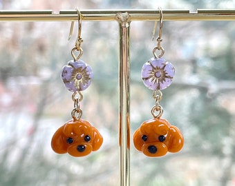 Pendientes de cuentas de vidrio con forma de caniche toy: joyas chapadas en oro para mamás caninas
