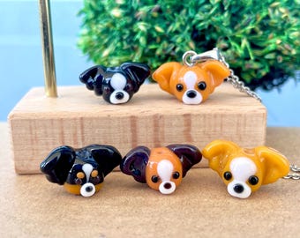 Collar de Papillon diminuto (11 x 19 mm): Joyería artesanal de cristal soplado con forma de perro miniatura.