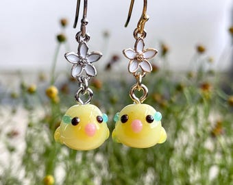 Pendientes de cuentas de vidrio con forma de periquito amarillo: joyería de pájaros en miniatura
