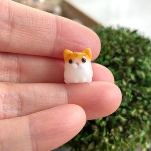 Cuenta de gato atigrado de vidrio soplado a mano: abalorio con clip, tirador de cremallera, llavero, teléfono, accesorio para bolso. Tea on White Tabby