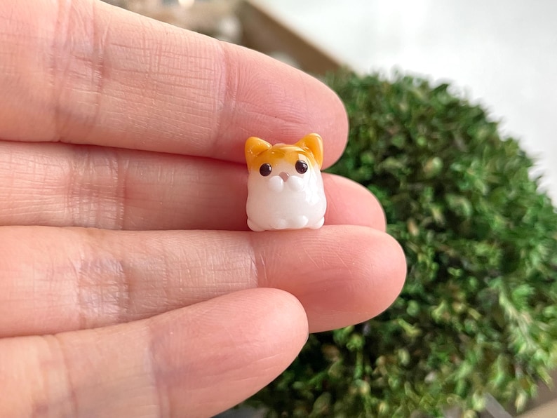 Cuenta de gato atigrado de vidrio soplado a mano: abalorio con clip, tirador de cremallera, llavero, teléfono, accesorio para bolso. Tea on White Tabby