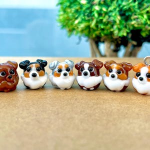 Collar pequeño de pastor australiano: joyería de perro australiano en miniatura hecha a mano con vidrio soplado.