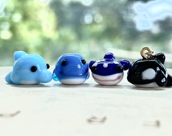 Cuentas de cristal de Murano hechas a mano con forma de delfín, orca y tiburón ballena: abalorio de clip, llavero o accesorio para teléfono.
