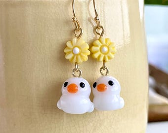 Pendientes de pato blanco con flor de nácar: 11 x 10 mm, joyería artesanal de vidrio soplado con forma de animal.