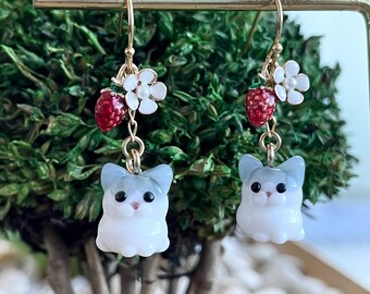 Pendientes de gato atigrado con fresa: pequeñas joyas de animales en miniatura hechas a mano con vidrio de Murano.