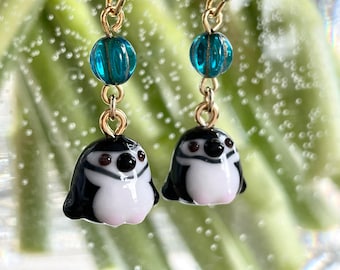 Pendientes de pingüino de barbijo de lampwork: joyería de animales marinos en miniatura