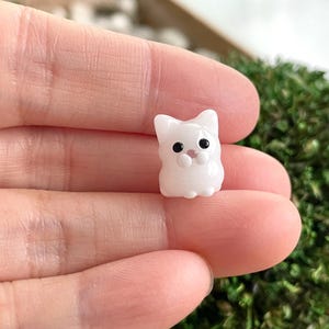 Cuenta de gato atigrado de vidrio soplado a mano: abalorio con clip, tirador de cremallera, llavero, teléfono, accesorio para bolso. White Tabby