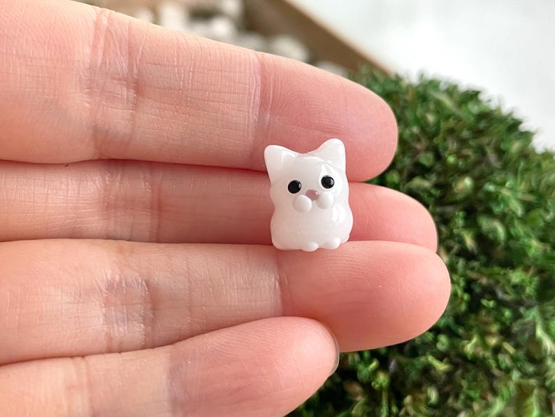Cuenta de gato atigrado de vidrio soplado a mano: abalorio con clip, tirador de cremallera, llavero, teléfono, accesorio para bolso. White Tabby