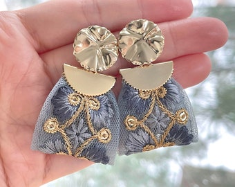 Pendientes de cinta bordada, tela sari india, chapados en oro, con encaje y borlas.