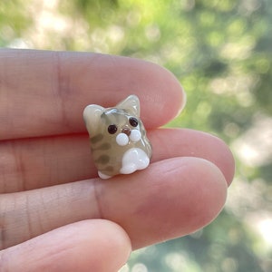 Cuenta de gato atigrado de vidrio soplado a mano: abalorio con clip, tirador de cremallera, llavero, teléfono, accesorio para bolso. Brown Mackeral Tabby