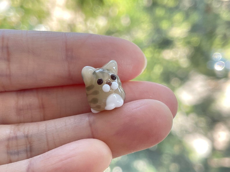 Cuenta de gato atigrado de vidrio soplado a mano: abalorio con clip, tirador de cremallera, llavero, teléfono, accesorio para bolso. Brown Mackeral Tabby