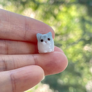 Cuenta de gato atigrado de vidrio soplado a mano: abalorio con clip, tirador de cremallera, llavero, teléfono, accesorio para bolso. Grey on White Tabby