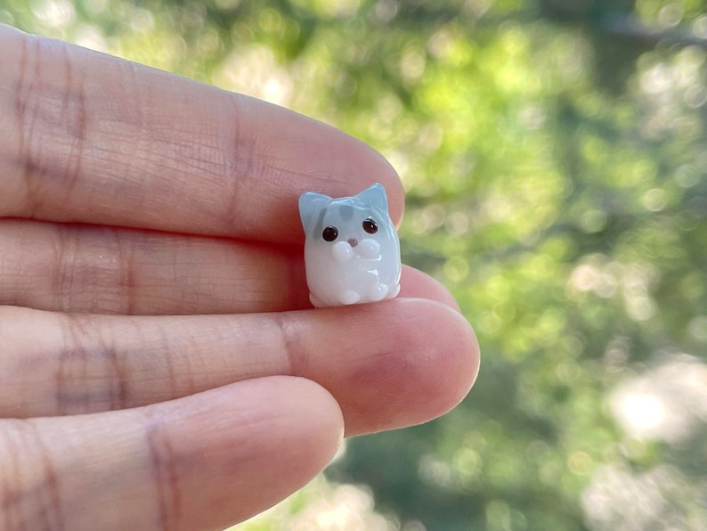 Cuenta de gato atigrado de vidrio soplado a mano: abalorio con clip, tirador de cremallera, llavero, teléfono, accesorio para bolso. Grey on White Tabby