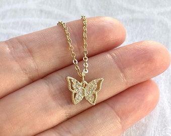 Collar pequeño de mariposa con circonitas cúbicas (9 x 13 mm): Joyería con circonitas cúbicas chapada en oro.