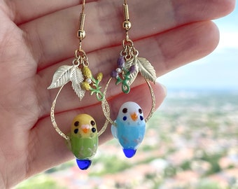 Pendientes de periquito (18 x 10 mm): Joyería artesanal de vidrio soplado con forma de pájaro miniatura, loro o periquito.