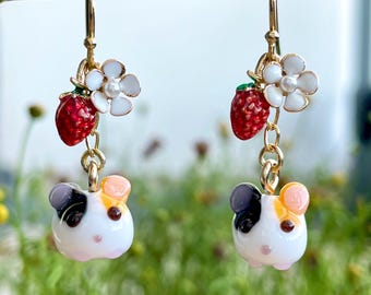 Pendientes de conejillo de indias con fresa: pequeñas joyas de animales en miniatura hechas a mano con vidrio soplado.