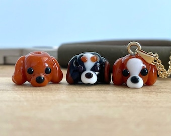 Collar con forma de pequeño perro Cavalier King Charles Spaniel (10 x 14 mm): Joyería artesanal de cristal soplado con forma de miniatura de perro.