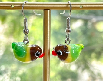 Pendientes de agapornis enmascarados: pequeñas joyas de loro en miniatura hechas a mano con vidrio de Murano.