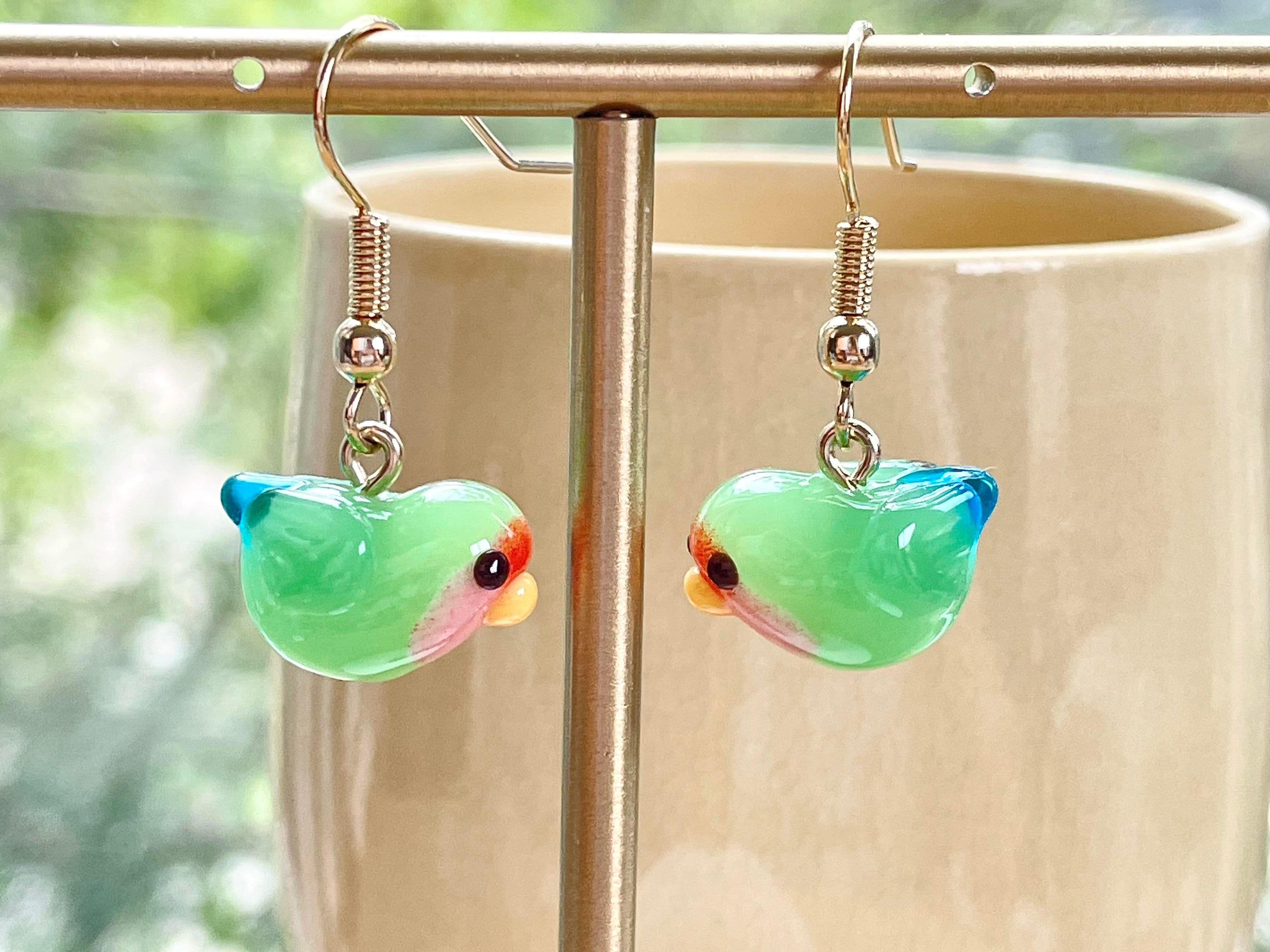 コザクラインコのイヤリング：手作りのランプワークガラスの鳥の 