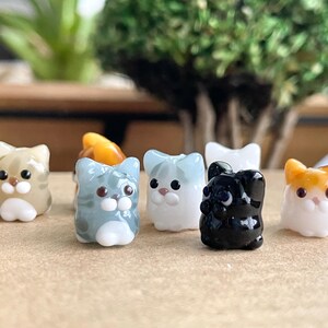 Cuenta de gato atigrado de vidrio soplado a mano: abalorio con clip, tirador de cremallera, llavero, teléfono, accesorio para bolso. imagen 4