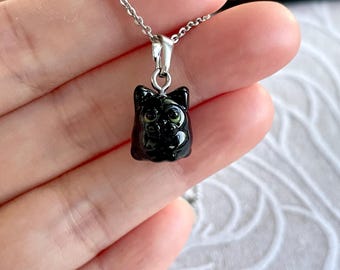 Collar de gato negro (ojo verde): 13 x 10 mm, joyería artesanal de vidrio soplado con forma de animal en miniatura.