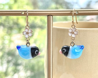 Pendientes de agapornis enmascarados: pequeñas joyas de loro en miniatura hechas a mano con vidrio de Murano.