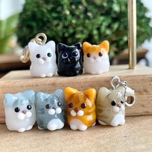 Cuenta de gato atigrado de vidrio soplado a mano: abalorio con clip, tirador de cremallera, llavero, teléfono, accesorio para bolso. imagen 1