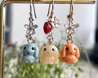 Pendientes de cuentas de cristal con forma de conejo: dije de flor de fresa, joyería en miniatura