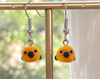 Pendientes pequeños de cotorra Jenday (9 x 11 mm): Joyería artesanal de vidrio soplado con forma de loro miniatura.