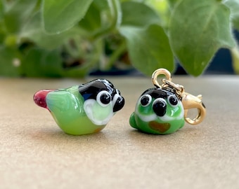 Cuenta de conure de mejillas verdes de vidrio soplado: dije de clip, tirador de cremallera, llavero, accesorio para teléfono