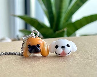 Collar de pequinés diminuto (9 x 14 mm): Joyería artesanal de cristal soplado en miniatura con forma de perro.