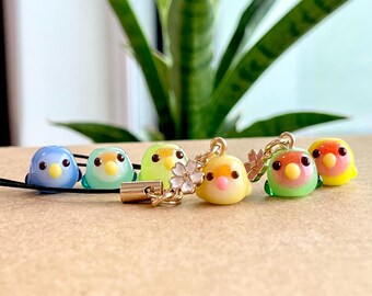 Dije para correa de teléfono con forma de agapornis: pequeña cuenta de vidrio lampwork, regalo para mamá ave.