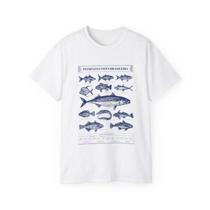 May include: White t-shirt with a blue illustration of various fish with the text "PEIXES DA COSTA BRASILEIRA" at the top.