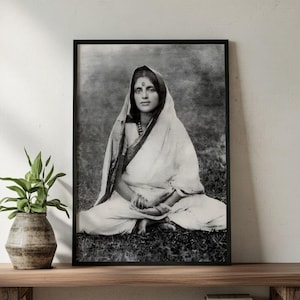 Fotografía enmarcada en madera de Sri Anandamayi Ma / Decoración espiritual para la pared del hogar