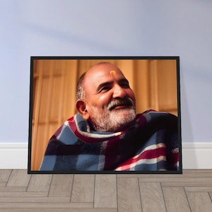 Neem Karoli Baba Holzgerahmtes Portrait | Heiligen Foto | Salbei Erinnerungsbild | Sacred Serenity Wohnkultur | Stille Kunst