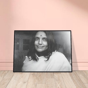 Puede incluir: Fotografía en blanco y negro de un retrato de una mujer con el pelo largo que lleva una prenda blanca. Tiene un pequeño punto rojo en la frente.