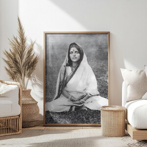 Póster sin marco de Sri Anandamayi Ma / Foto de gurú / Imagen recordatoria de sabio / Decoración del hogar de serenidad sagrada / Arte tranquilo