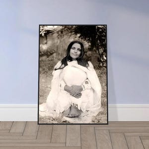 Cartel sin marco de Sri Anandamayi Ma Retrato de madera / Foto de gurú / Imagen de recordatorio de salvia / Decoración del hogar de la serenidad sagrada / Arte tranquilo