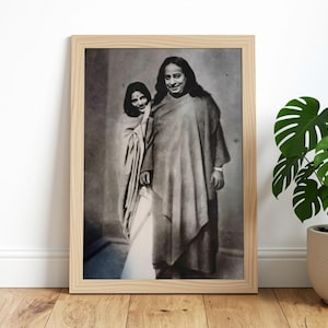 Imagen enmarcada en madera de Sri Anandamayi Ma y Yogananda / Foto de gurú / Imagen de recordatorio de sabio / Decoración del hogar de serenidad sagrada / Arte tranquilo