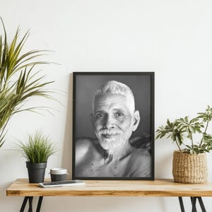 Retrato enmarcado en madera de Ramana Maharshi / Foto de Bhagavan / Imagen de recordatorio de sabio / Decoración del hogar con serenidad sagrada / Arte tranquilo