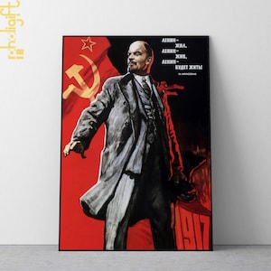 Puede incluir: Un cartel de propaganda vintage con un hombre con traje y una estrella roja. El cartel dice "Lenin-Zhil, Lenin-Zhiv, Lenin-Budet Zhit!" que se traduce como "¡Lenin vivió, Lenin vive, Lenin vivirá!"