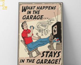 Könnte beinhalten: Ein Schild im Vintage-Stil mit einer Cartoon-Illustration eines Mannes in einem roten Hemd und blauen Jeans, der auf einem Stuhl in einer Garage sitzt. Das Schild lautet "Was im Garagen passiert... bleibt in der Garage!"