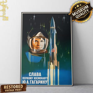 以下が含まれることがあります： 宇宙ヘルメットを被ったユーリ・ガガーリンの肖像画と、星空へ打ち上がるロケットが描かれたヴィンテージ風ポスター。青い背景に、白いキリル文字で「SLAVA PERVOMU KOSMONAVTU YU.A.GAGARINU」というテキストが記されている。